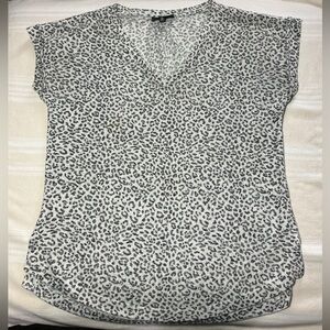 bobeau Gray Leopard Print V-Neck Short Sleeve Top
